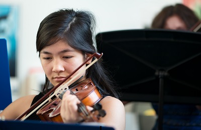 woman playing violin